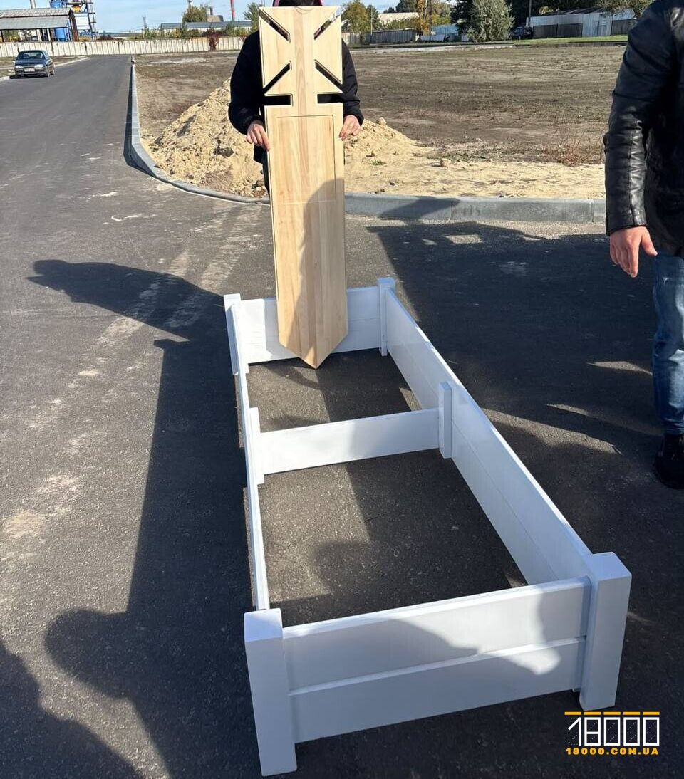 На новому військовому кладовищі у Черкасах зіпсувалися тимчасові надмогильні споруди – обирають нові (ФОТО)
