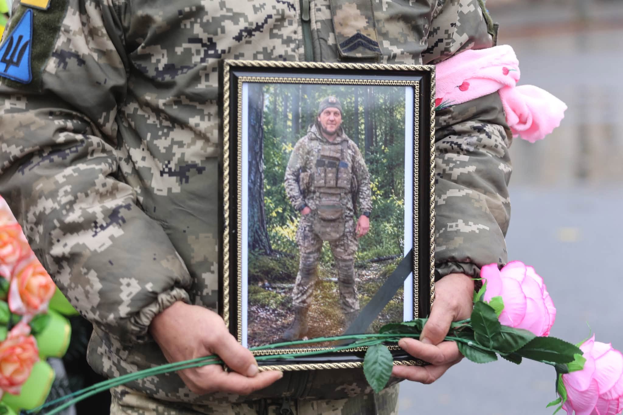 В Умані «живим коридором» провели захисника, який загинув на бойовому завданні