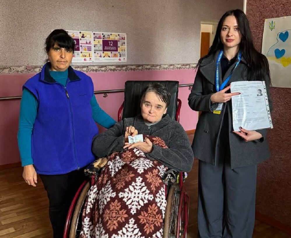 Жила 31 рік із тимчасовим документом: на Черкащині жінка отримала перший паспорт у 60 років