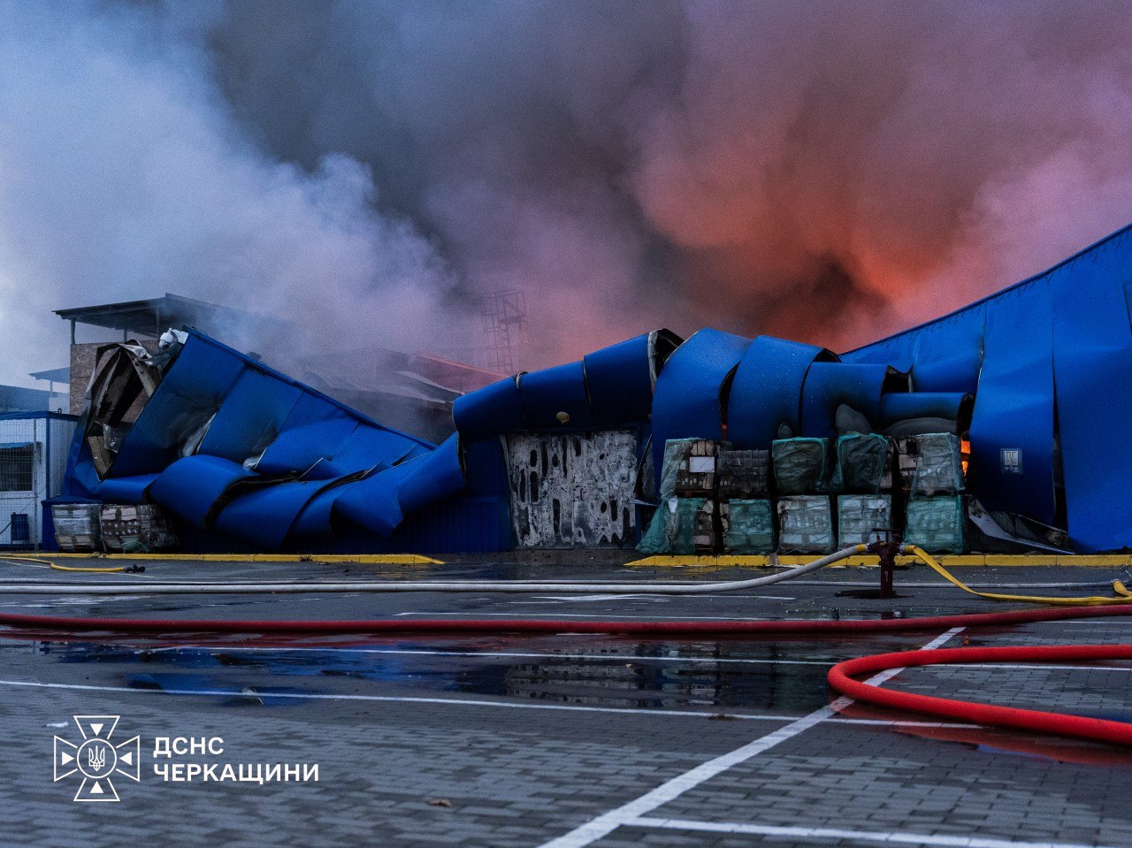 Епіцентр в Умані гасили 12 годин після обстрілу (ФОТО)