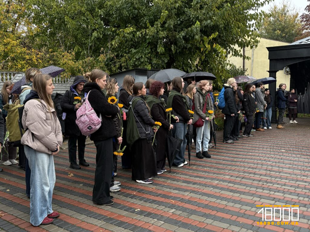 люди на прощанні з Ігорем Ведмедем