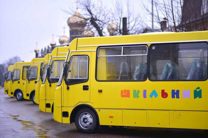 учні, шкільний автобус