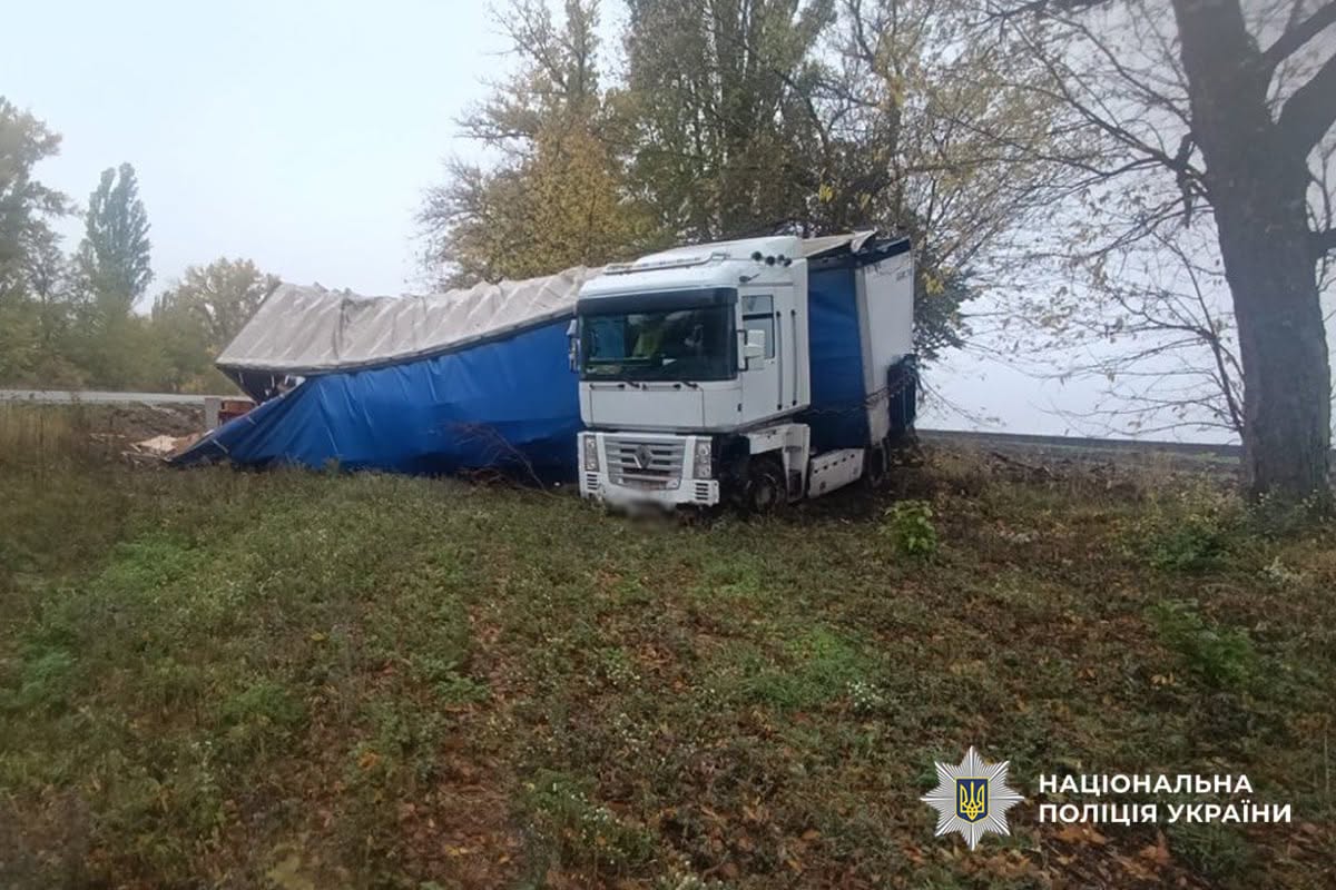 вантажівка у кюветі