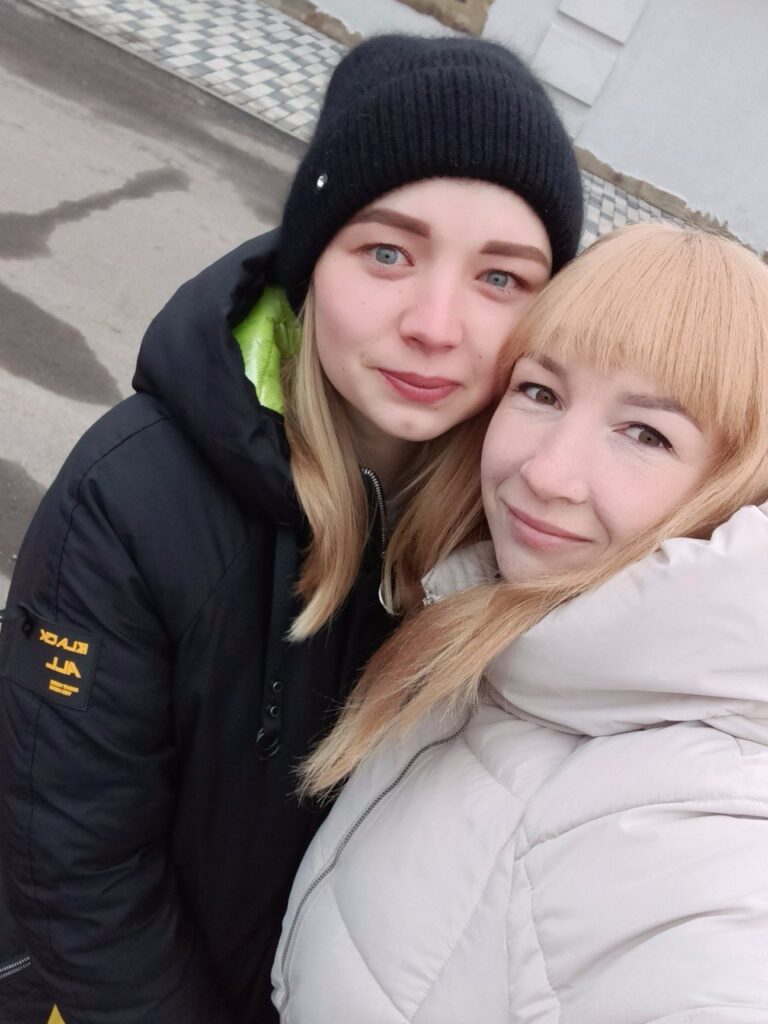 Юлія з сестрою