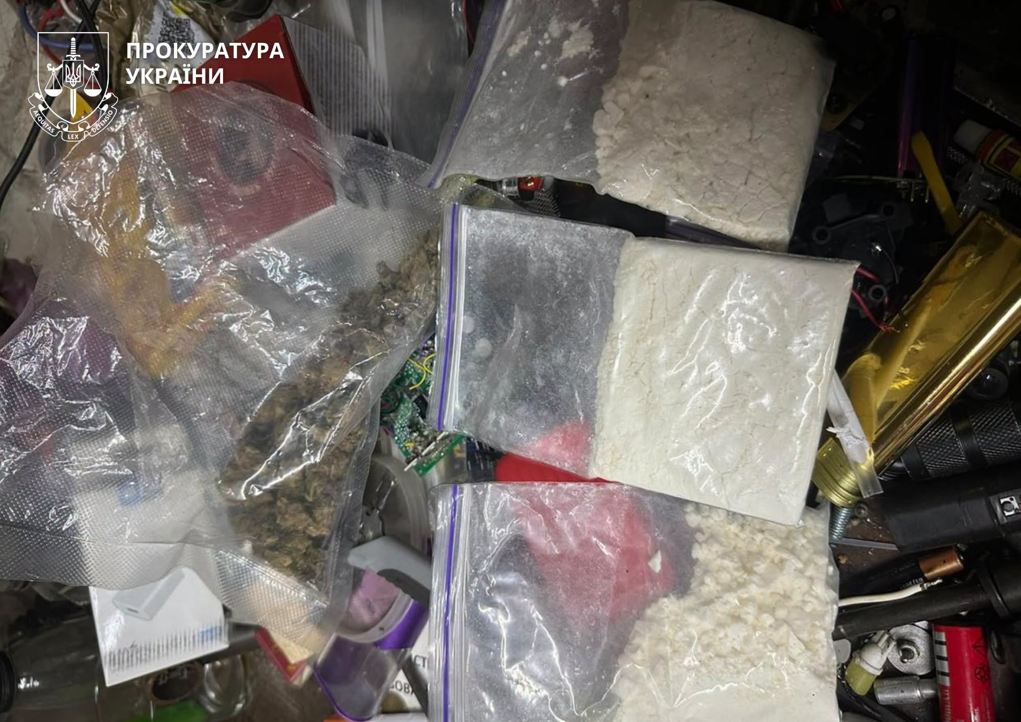 Чоловіку загрожує до 10 років ув’язнення через збут амфетаміну в Черкасах (ФОТО)